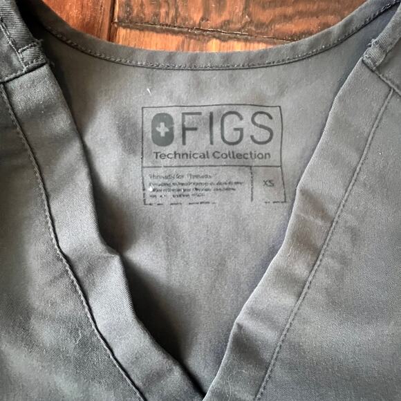 Figs Zamora Jogger XS Petite and Catarina One Pocket Top XS Charcoal Red Tie - Picture 2 of 10